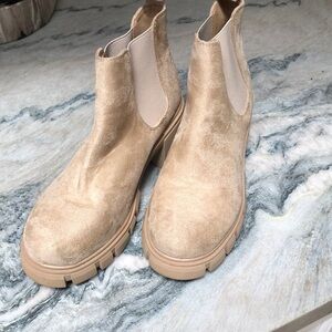 Soda like new lug sole ankle boot suede like wheat color boot pull on 9